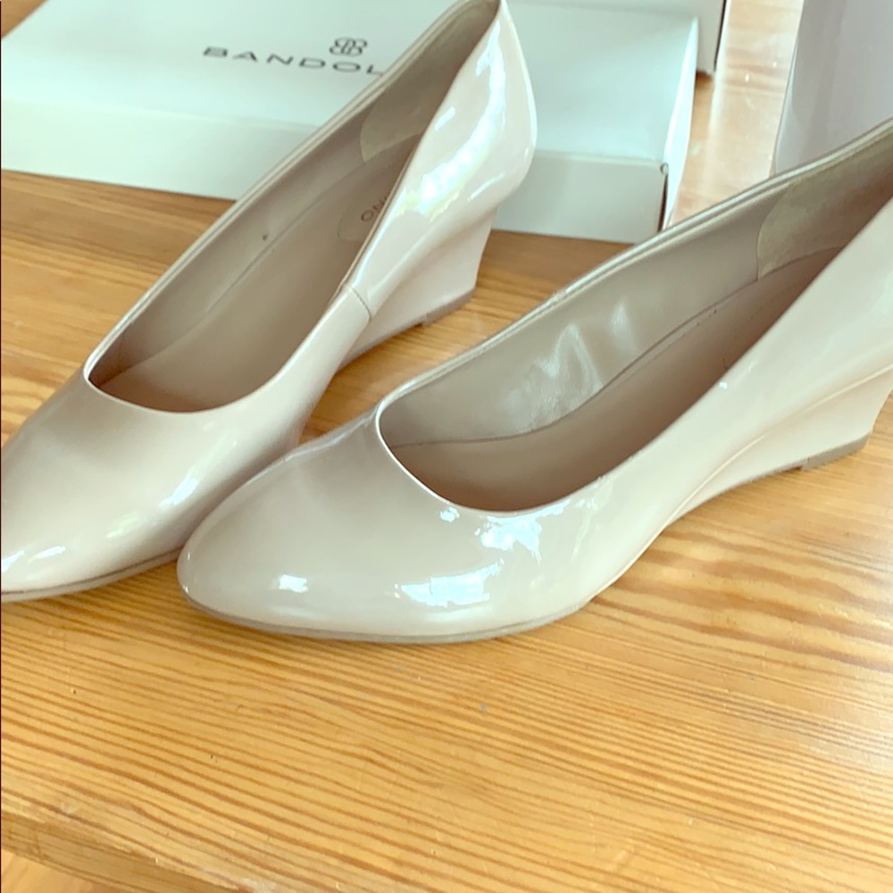 Nude dress shoes